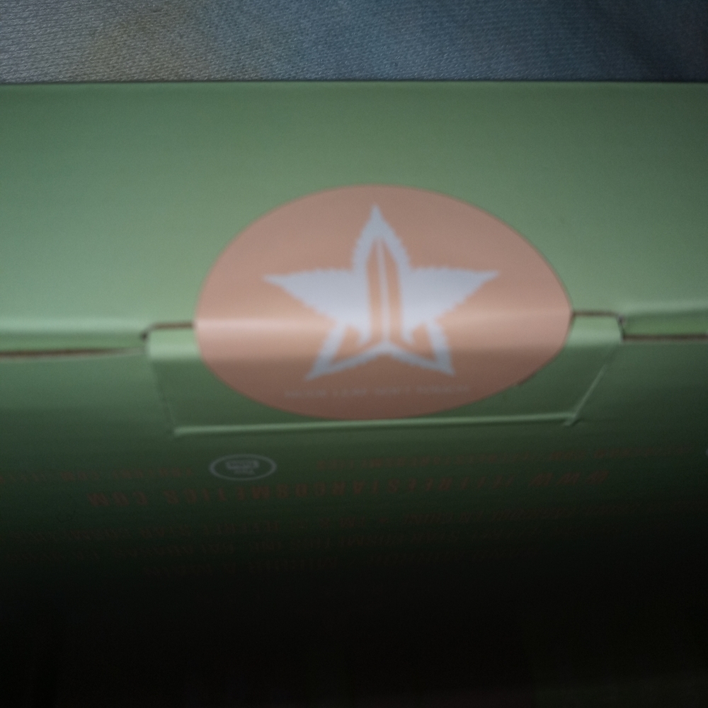 Jeffree Star 420 Mint Green Soft Touch Mirror *CURRENTLY UNAVAILABLE ON JSC!* - Picture 6 of 7